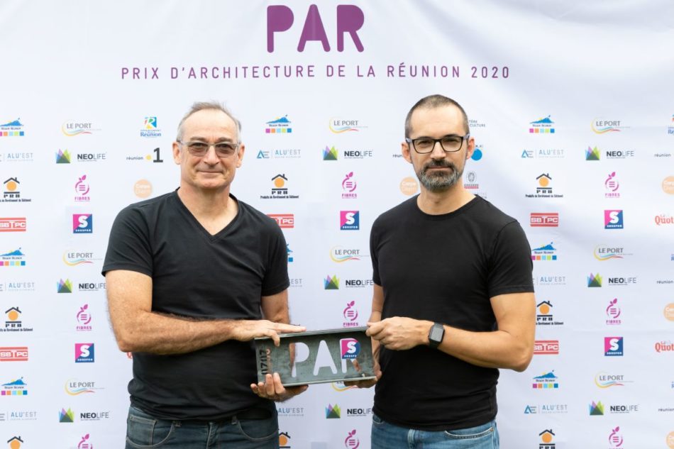 Antoine Perrau et Cédric Delahaye du LAB et leur prix pour le projet imaginé pour le lycée polyvalent de Mamoudzou Sud
