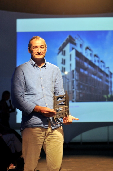 Antoine Perrau (architecte associé : Michel Reynaud) est venu récupérer le trophée récompensant le prix des logements collectifs.