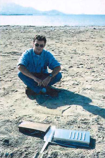 Olivier Brabant pose avec une de ses premières maquettes sur la plage du Prado à Marseille.