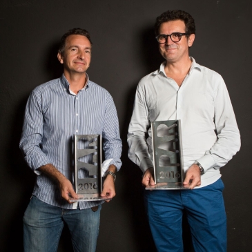 Laurent Alavoine et Vincent Sarrauste de Menthière de NEO-Architectes repartent avec deux trophées : le prix de la catégorie habitat collectif et celui de la meilleure réhabilitation.