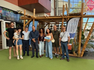 Sébastien SOULEZ-LARIVIÈRE, Olivia FRAPOLLI et leur bébé (agence Slow architectures) Yves-Michel BERNARD, président de la Maison de l'Architecture, MIckael MARTIN, directeur général de la NORDEV, Rahabia ISSA, trésorière de la MAR, Mme et M. Benard (gagnant du tirage au sort (un week-end au gîte du volcan), Frédéric JACQUEMART, co-directeur du CAUE